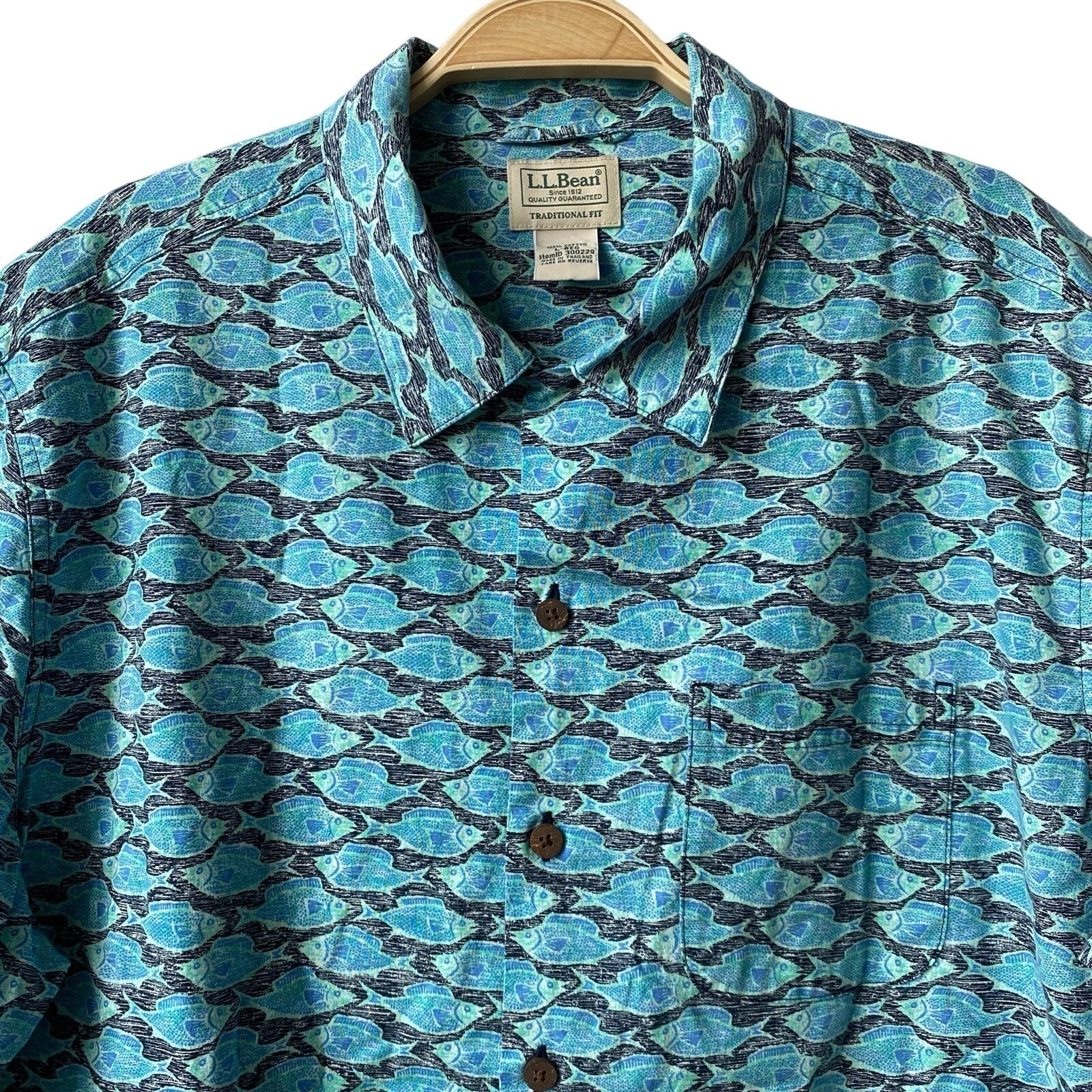 L.L. Bean Mens Camp Shirt Short Sleeve L Blue Swimming Fish Coastal Beach Resort